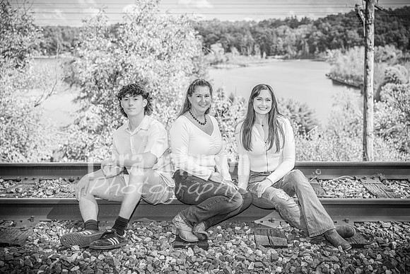 Badertscher Family on Pettibone Lake - BW - TJP (4 of 14)