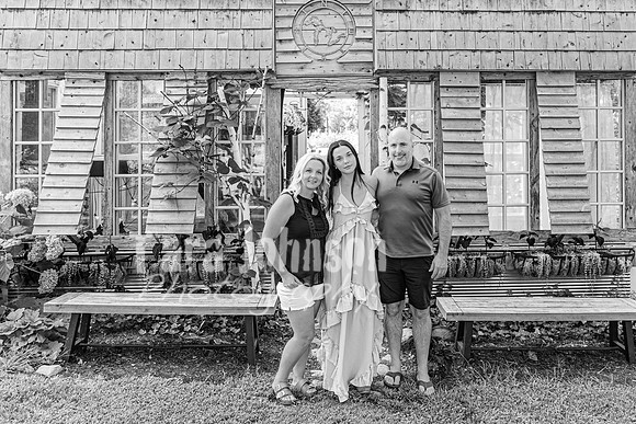 Horton & Gukian Family @ Terraces Flower Farm & Cedar Island - BW - TJP (2 of 11)