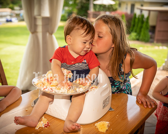 Jon Sculthorpe's Cake Smash - TJP (75 of 140)