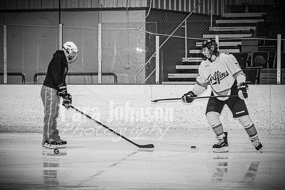 Caleb Baker Hockey Family - BW - TJP (44 of 54)