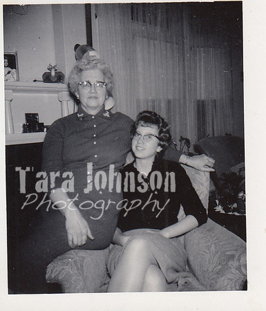 1960 Linda & Mama on Windsor Drive