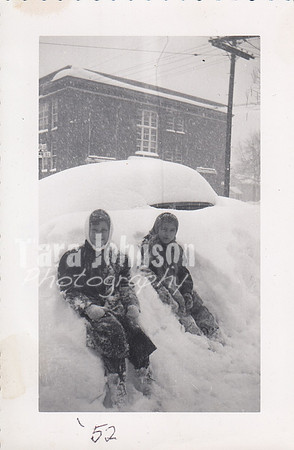 1952 Linda & Marilyn Miller on Henry J