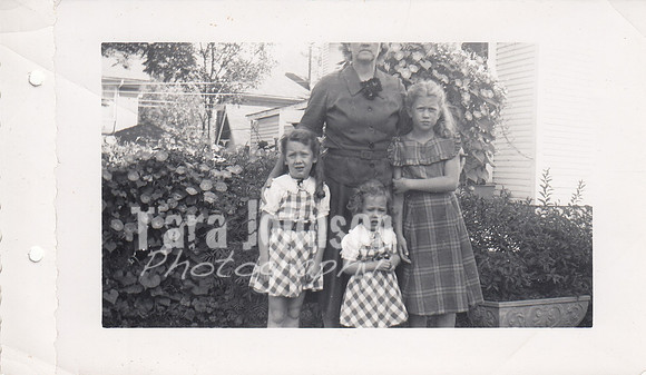 1953 Mama, Linda, Kathy & Sandy Homrich